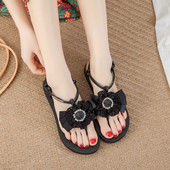 Ženske sandale s trakom i bisernim ukrasom