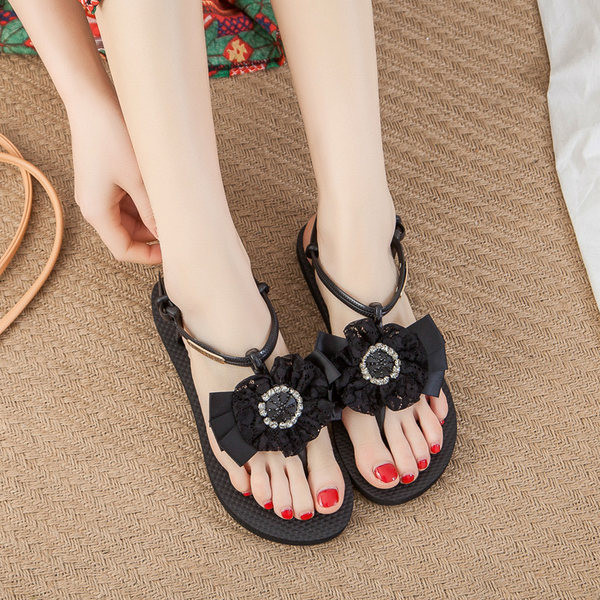 Ženske sandale s trakom i bisernim ukrasom