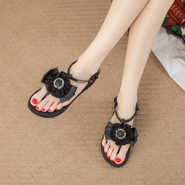 Ženske sandale s trakom i bisernim ukrasom