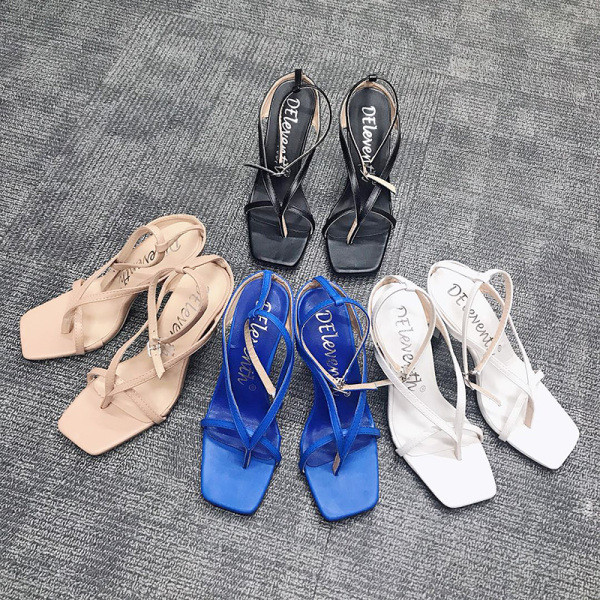 Stilingi moteriški sandalai su sagtimi ir 9 cm plonu kulnu