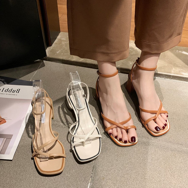 Moteriškos laisvalaikio basutės iš eko odos su kvadratiniu kulnu