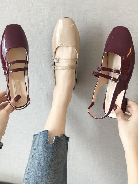 Ženske lakirane sandale s kopčama