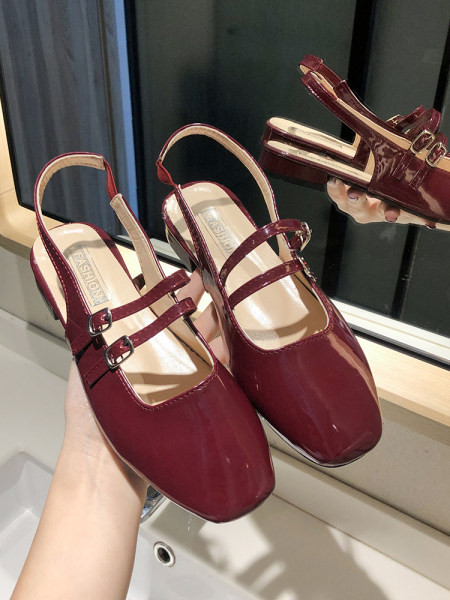 Ženske lakirane sandale s kopčama