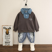 Novi model dječjeg kompleta bluze sa kragnom i traperica za dječake