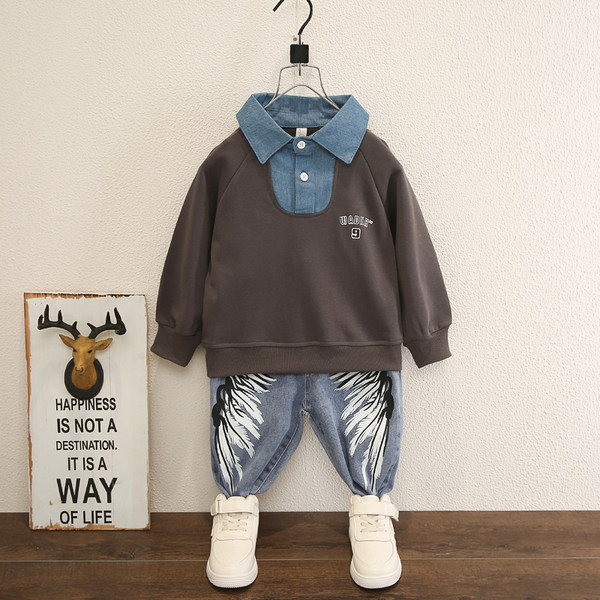 Novi model dječjeg kompleta bluze sa kragnom i traperica za dječake