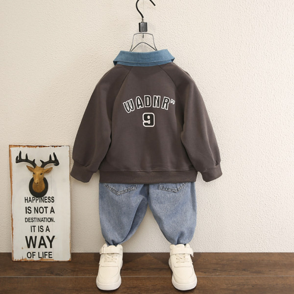 Novi model dječjeg kompleta bluze sa kragnom i traperica za dječake