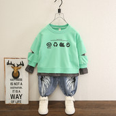 Moderan dječji komplet iz dva dijela bluza + traperice za dječake