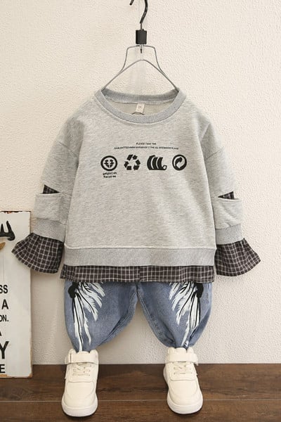 Moderan dječji komplet iz dva dijela bluza + traperice za dječake