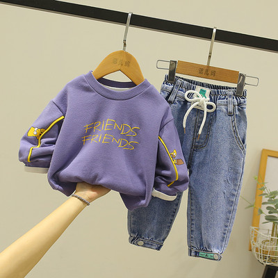 Ležerni set za dječake koji uključuje bluzu s dugim rukavima i traperice