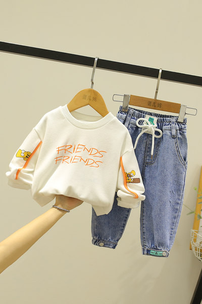 Ležerni set za dječake koji uključuje bluzu s dugim rukavima i traperice