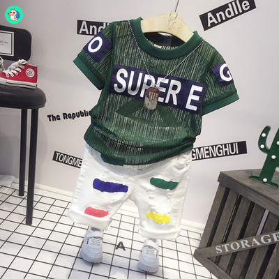 Moderan set za dječake od T-shirta i kratkih traperica