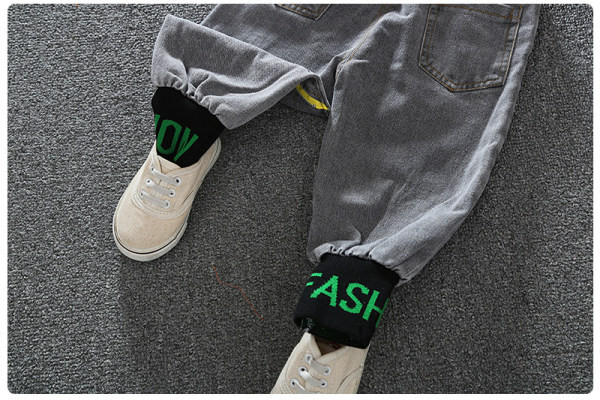 Moderan dječji komplet iz dva dijela - bluza i traperice