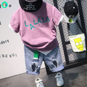 Moodne komplekt poistele rebenenud efektiga T-särgist ja lühikestest teksadest