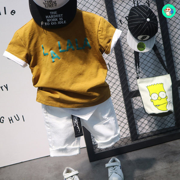 Moodne komplekt poistele rebenenud efektiga T-särgist ja lühikestest teksadest