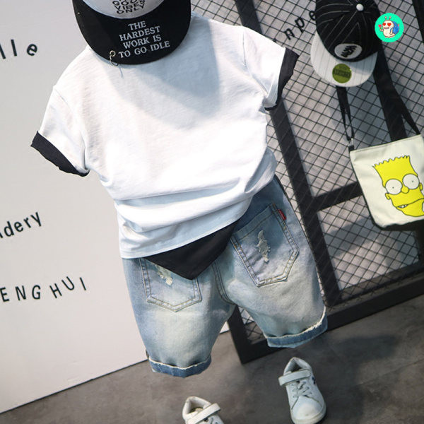 Moodne komplekt poistele rebenenud efektiga T-särgist ja lühikestest teksadest