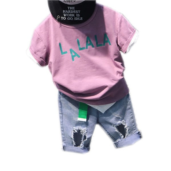 Moodne komplekt poistele rebenenud efektiga T-särgist ja lühikestest teksadest