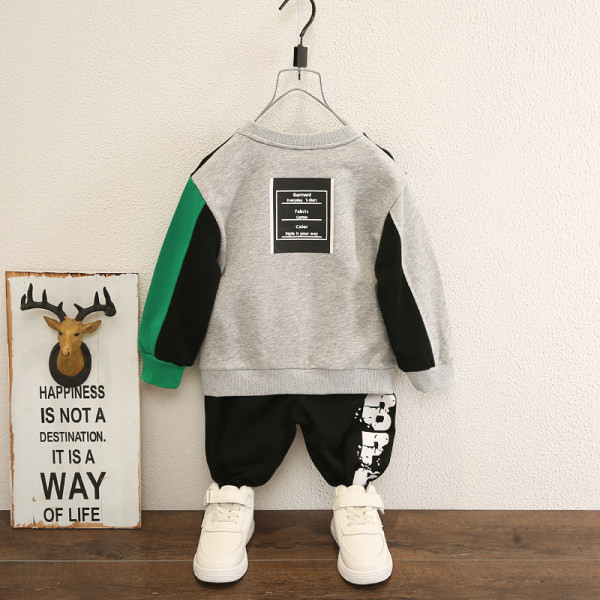 Sportinis vaikiškas rinkinys su dviejų dalių aplikacija