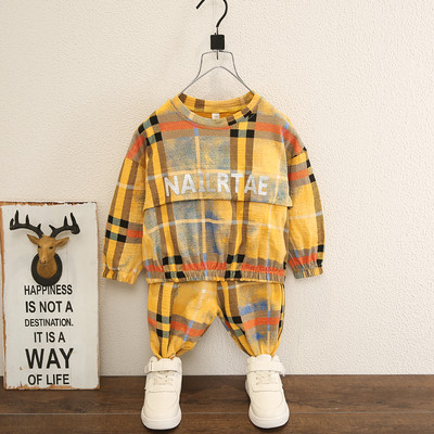 Šareni dječji komplet za dječake koji se sastoji od dva dijela bluze i hlača