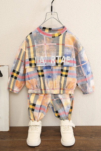 Šareni dječji komplet za dječake koji se sastoji od dva dijela bluze i hlača