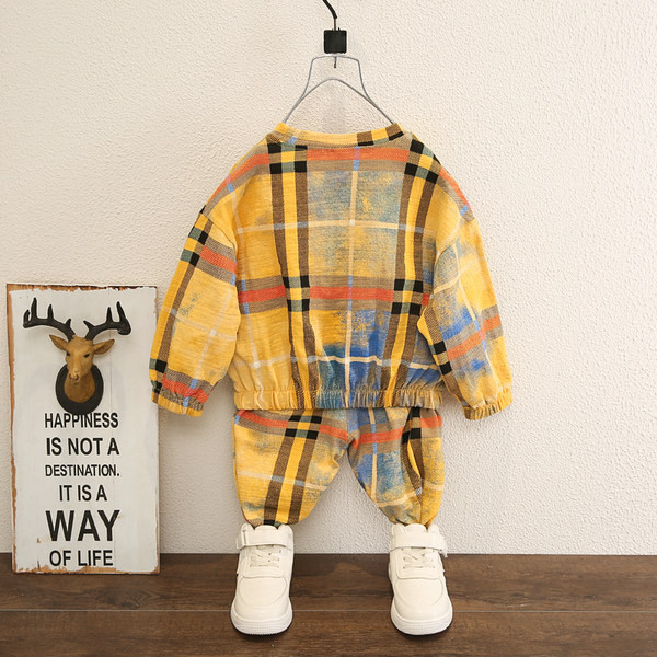 Šareni dječji komplet za dječake koji se sastoji od dva dijela bluze i hlača