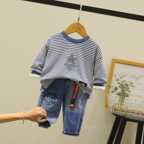 Dnevni dječji set od prugaste bluze i traperica