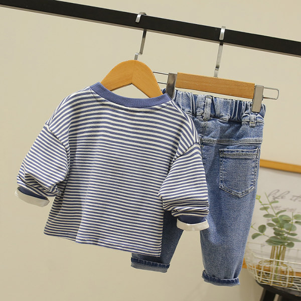 Dnevni dječji set od prugaste bluze i traperica