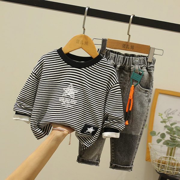 Dnevni dječji set od prugaste bluze i traperica