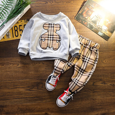 Dnevni dječji komplet od krupnih i kariranih hlača za dječake