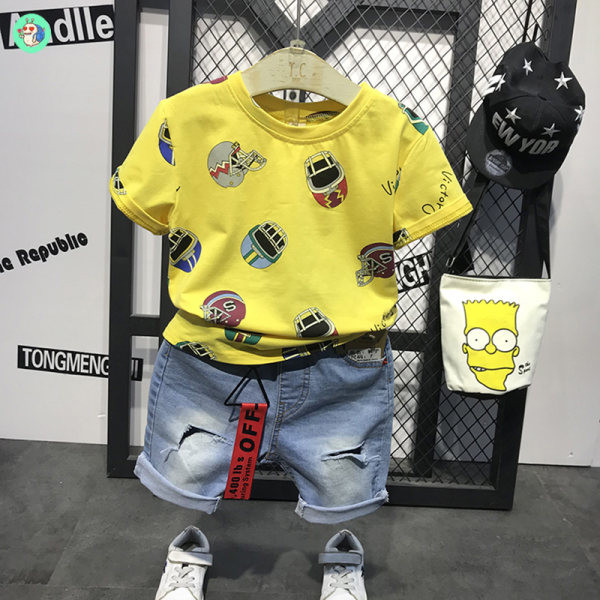 Ljetni set za dječake od T-shirta i kratkih traperica