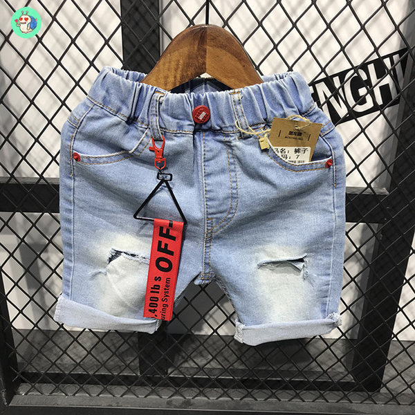 Ljetni set za dječake od T-shirta i kratkih traperica