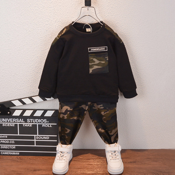 Novi model dječjeg kompleta iz dva dijela bluze i pantalona za dječake