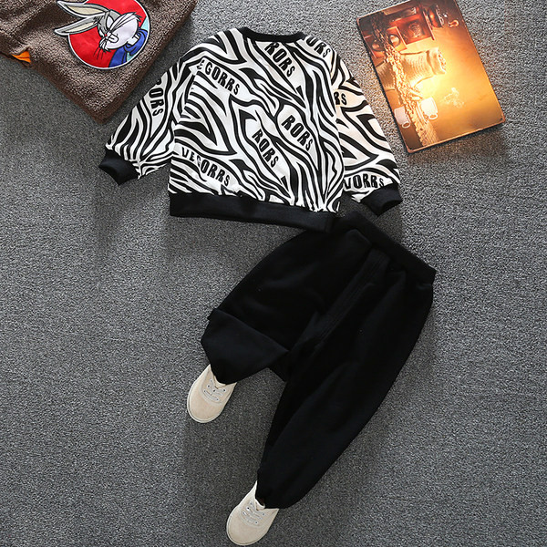 Novi model dječjeg kompleta iz dva dijela