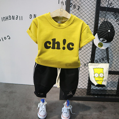 Moderan set za dječake od majice i sportskih hlača