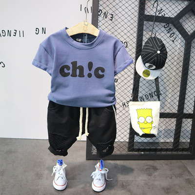 Moderan set za dječake od majice i sportskih hlača