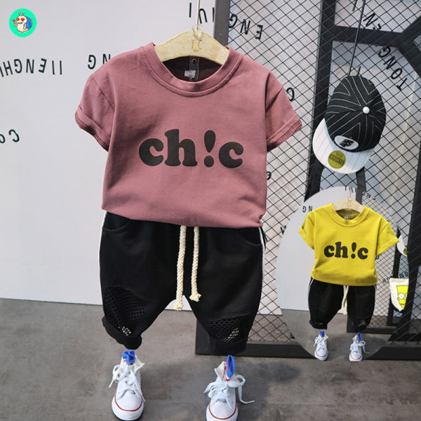 Moderan set za dječake od majice i sportskih hlača