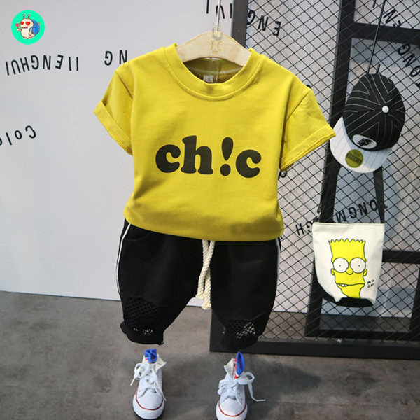 Moderan set za dječake od majice i sportskih hlača