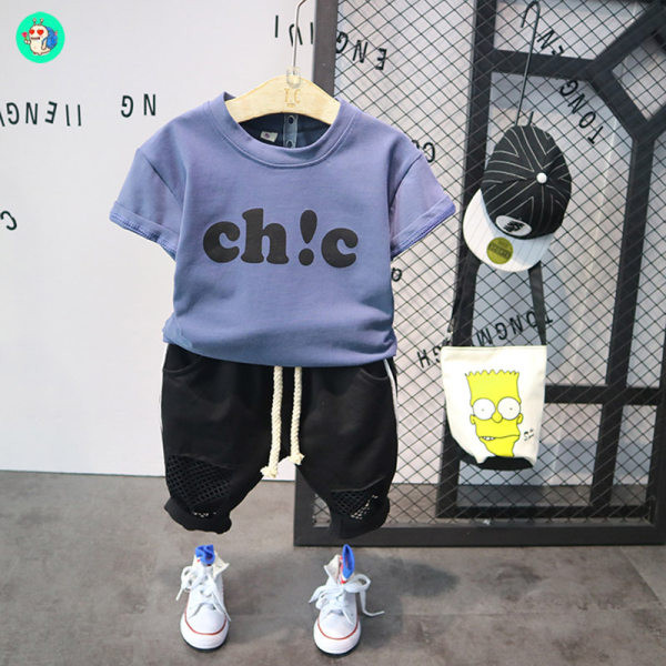 Moderan set za dječake od majice i sportskih hlača