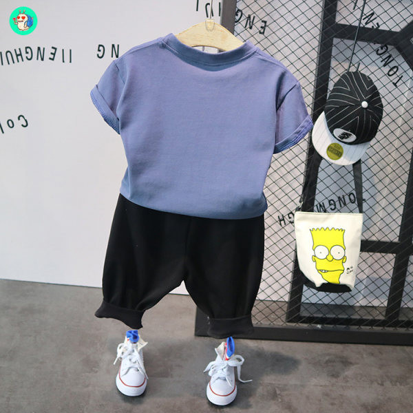 Moderan set za dječake od majice i sportskih hlača