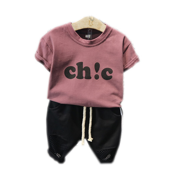 Moderan set za dječake od majice i sportskih hlača