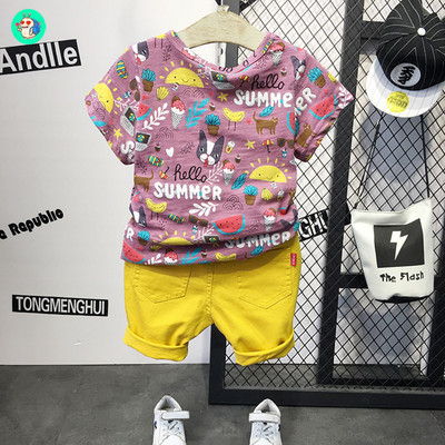 Moderan komplet za dječake - majica sa šarenim aplikacijama i traperice s poderanim efektom