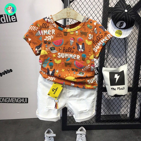 Moderan komplet za dječake - majica sa šarenim aplikacijama i traperice s poderanim efektom