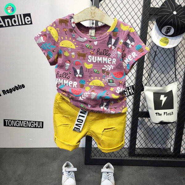 Moderan komplet za dječake - majica sa šarenim aplikacijama i traperice s poderanim efektom