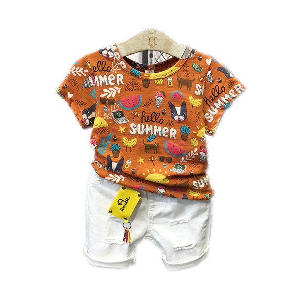 Moderan komplet za dječake - majica sa šarenim aplikacijama i traperice s poderanim efektom