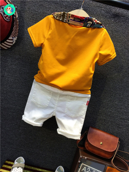 Ljetni komplet za dječake - majica kratkih rukava i traperice sa zakrpama