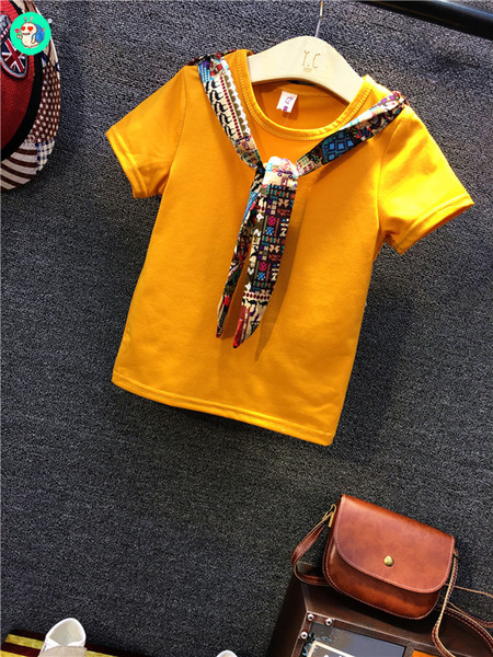 Ljetni komplet za dječake - majica kratkih rukava i traperice sa zakrpama