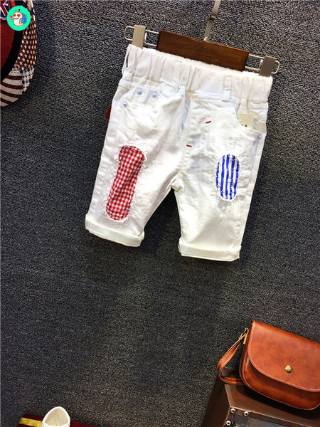 Ljetni komplet za dječake - majica kratkih rukava i traperice sa zakrpama