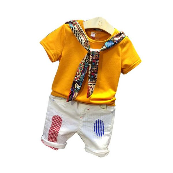 Ljetni komplet za dječake - majica kratkih rukava i traperice sa zakrpama