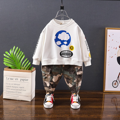 Dječji dnevni set iz dva dijela sa bluzom i maskirnim hlačama