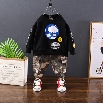 Dječji dnevni set iz dva dijela sa bluzom i maskirnim hlačama