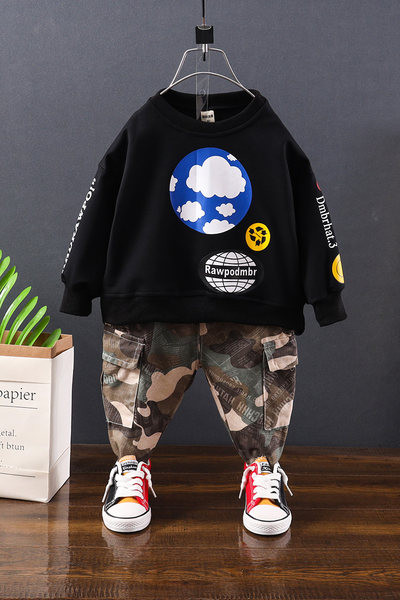 Dječji dnevni set iz dva dijela sa bluzom i maskirnim hlačama